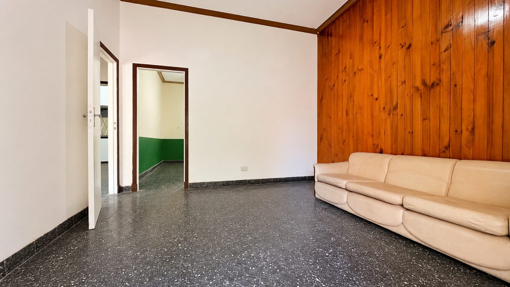 CASA 3 AMBIENTES CON COCHERA, GALERIA Y GRAN PARQUE EN VENTA - APTA CREDITO