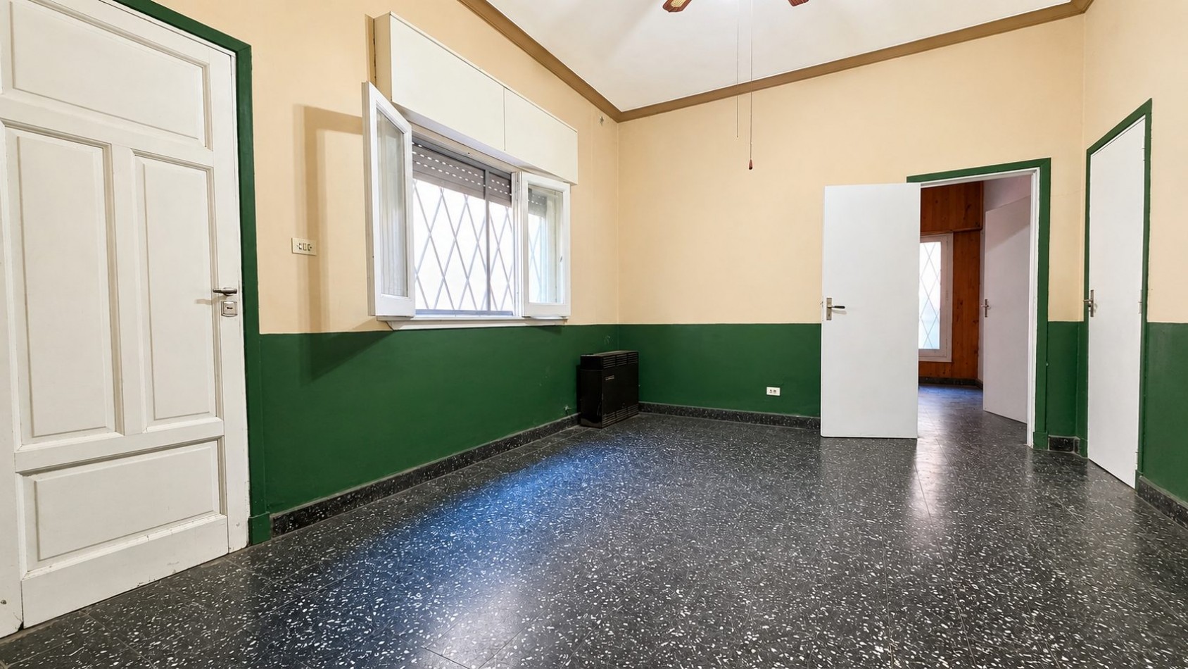 CASA 3 AMBIENTES CON COCHERA, GALERIA Y GRAN PARQUE EN VENTA - APTA CREDITO