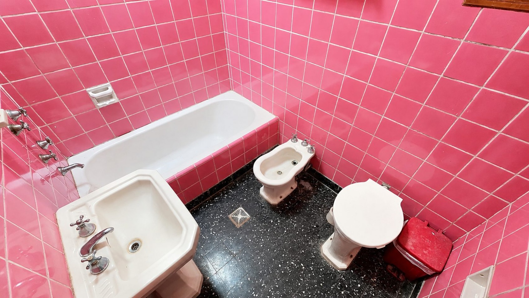 CASA 3 AMBIENTES CON COCHERA, GALERIA Y GRAN PARQUE EN VENTA - APTA CREDITO