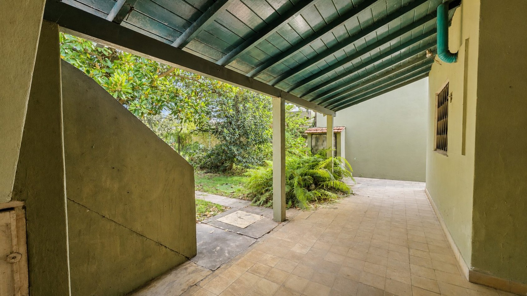 CASA 3 AMBIENTES CON COCHERA, GALERIA Y GRAN PARQUE EN VENTA - APTA CREDITO