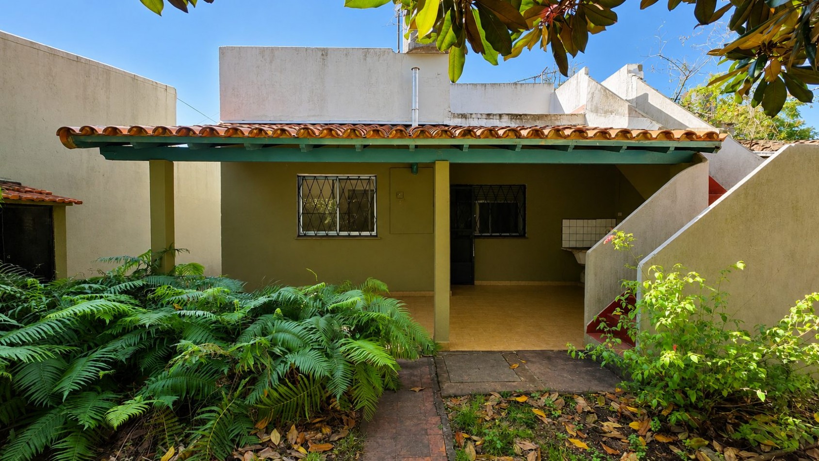CASA 3 AMBIENTES CON COCHERA, GALERIA Y GRAN PARQUE EN VENTA - APTA CREDITO