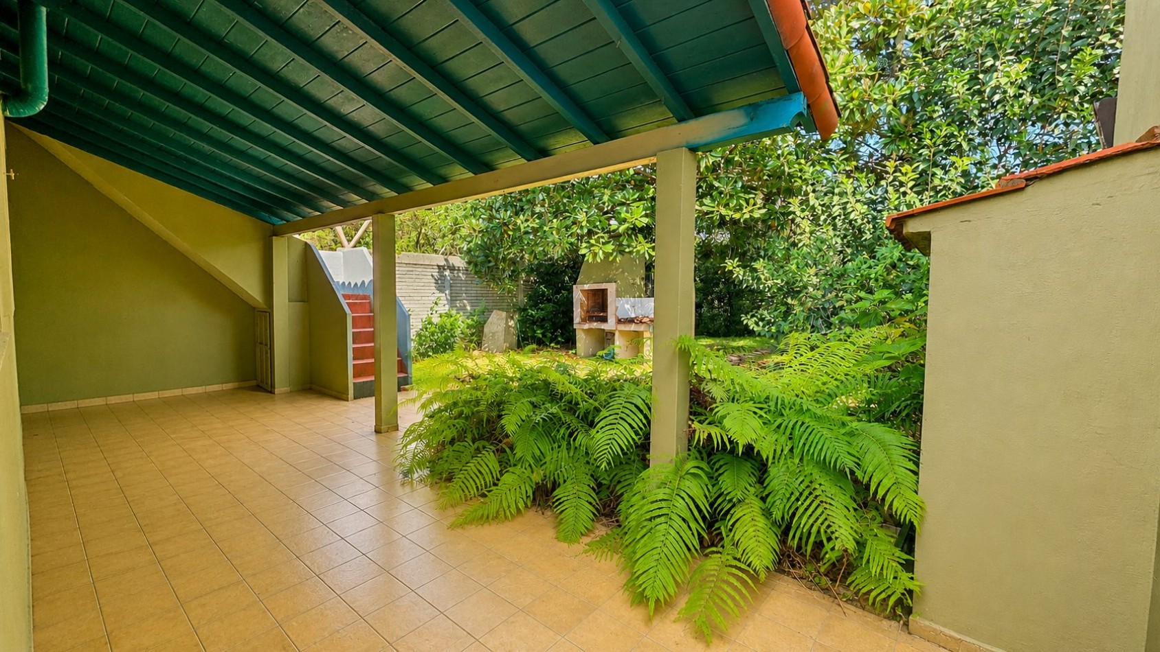 CASA 3 AMBIENTES CON COCHERA, GALERIA Y GRAN PARQUE EN VENTA - APTA CREDITO