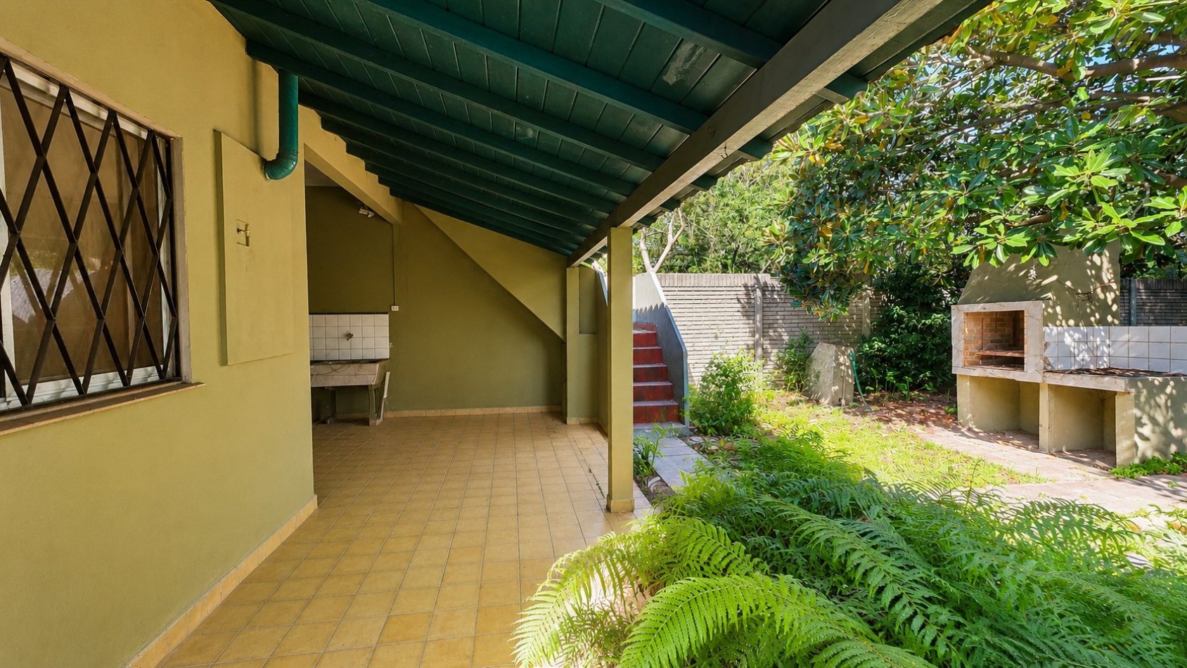 CASA 3 AMBIENTES CON COCHERA, GALERIA Y GRAN PARQUE EN VENTA - APTA CREDITO
