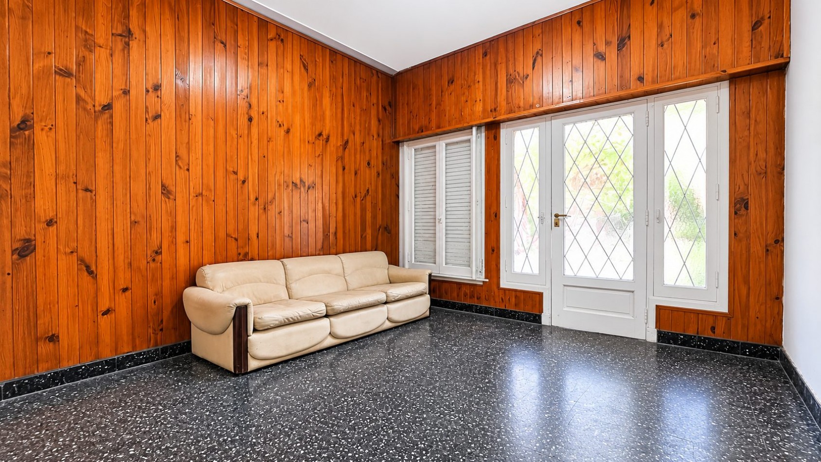 CASA 3 AMBIENTES CON COCHERA, GALERIA Y GRAN PARQUE EN VENTA - APTA CREDITO