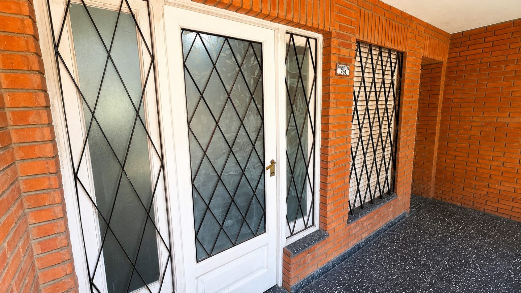 CASA 3 AMBIENTES CON COCHERA, GALERIA Y GRAN PARQUE EN VENTA - APTA CREDITO