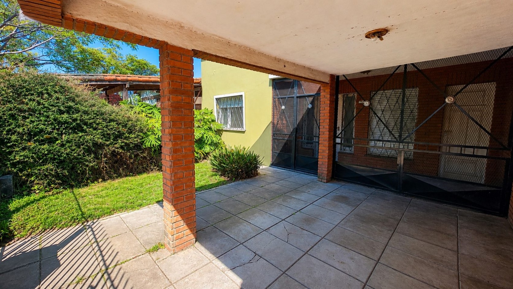 CASA 3 AMBIENTES CON COCHERA, GALERIA Y GRAN PARQUE EN VENTA - APTA CREDITO