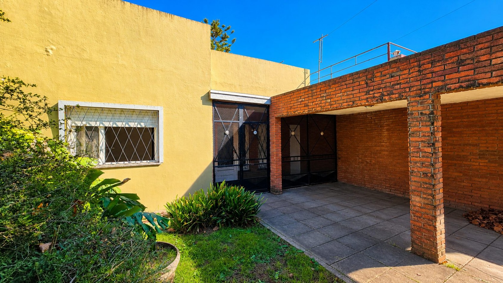 CASA 3 AMBIENTES CON COCHERA, GALERIA Y GRAN PARQUE EN VENTA - APTA CREDITO