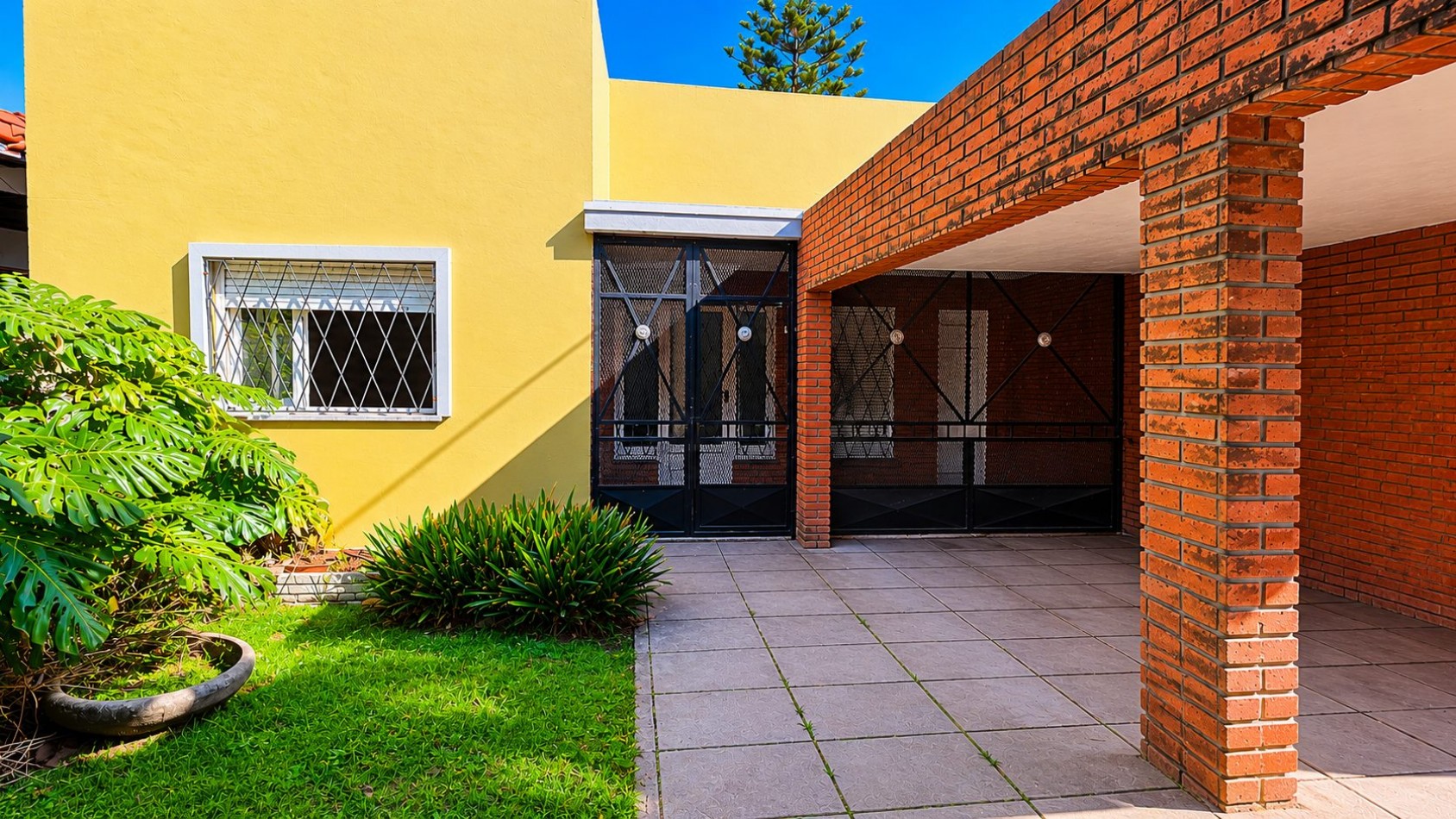 CASA 3 AMBIENTES CON COCHERA, GALERIA Y GRAN PARQUE EN VENTA - APTA CREDITO