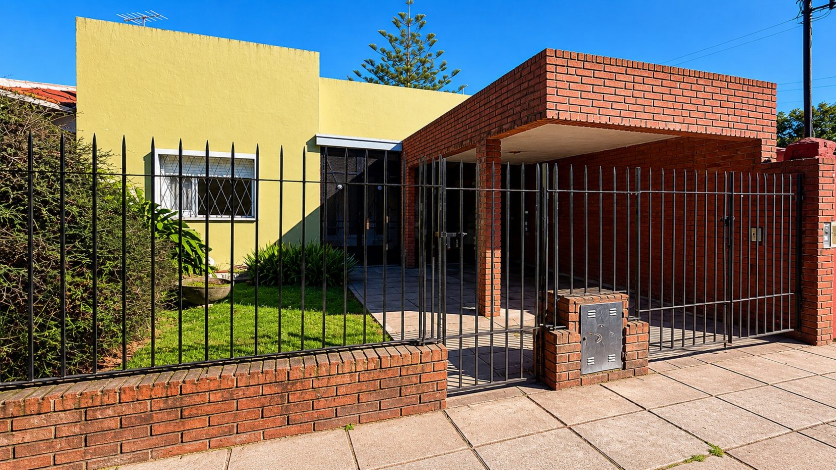 CASA 3 AMBIENTES CON COCHERA, GALERIA Y GRAN PARQUE EN VENTA - APTA CREDITO
