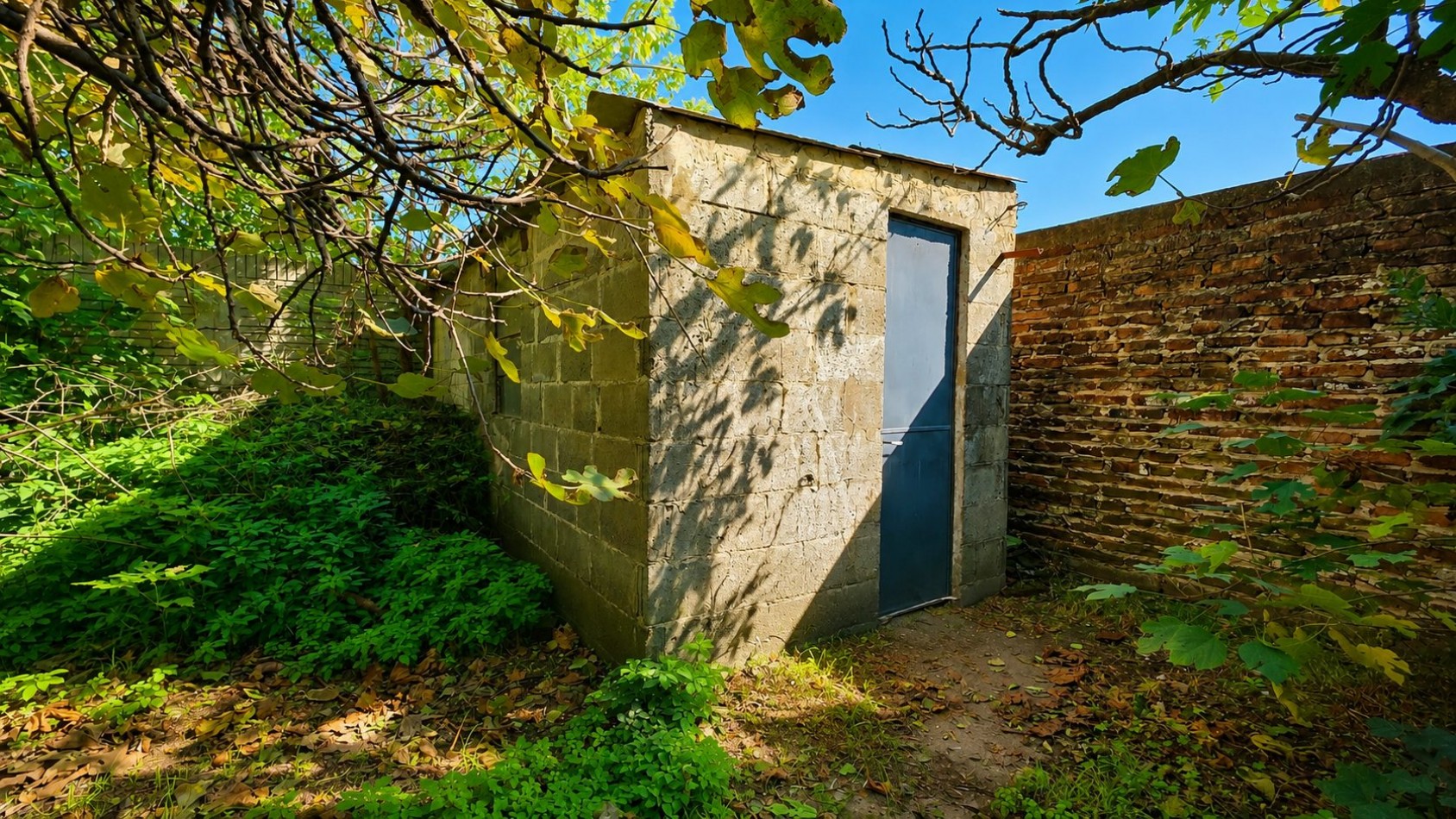 CASA 3 AMBIENTES CON COCHERA, GALERIA Y GRAN PARQUE EN VENTA - APTA CREDITO
