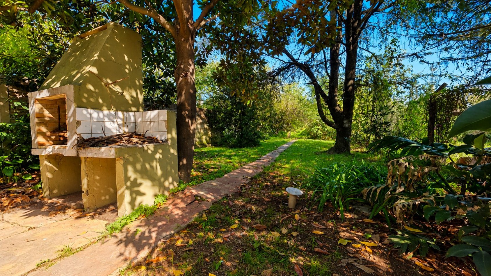 CASA 3 AMBIENTES CON COCHERA, GALERIA Y GRAN PARQUE EN VENTA - APTA CREDITO