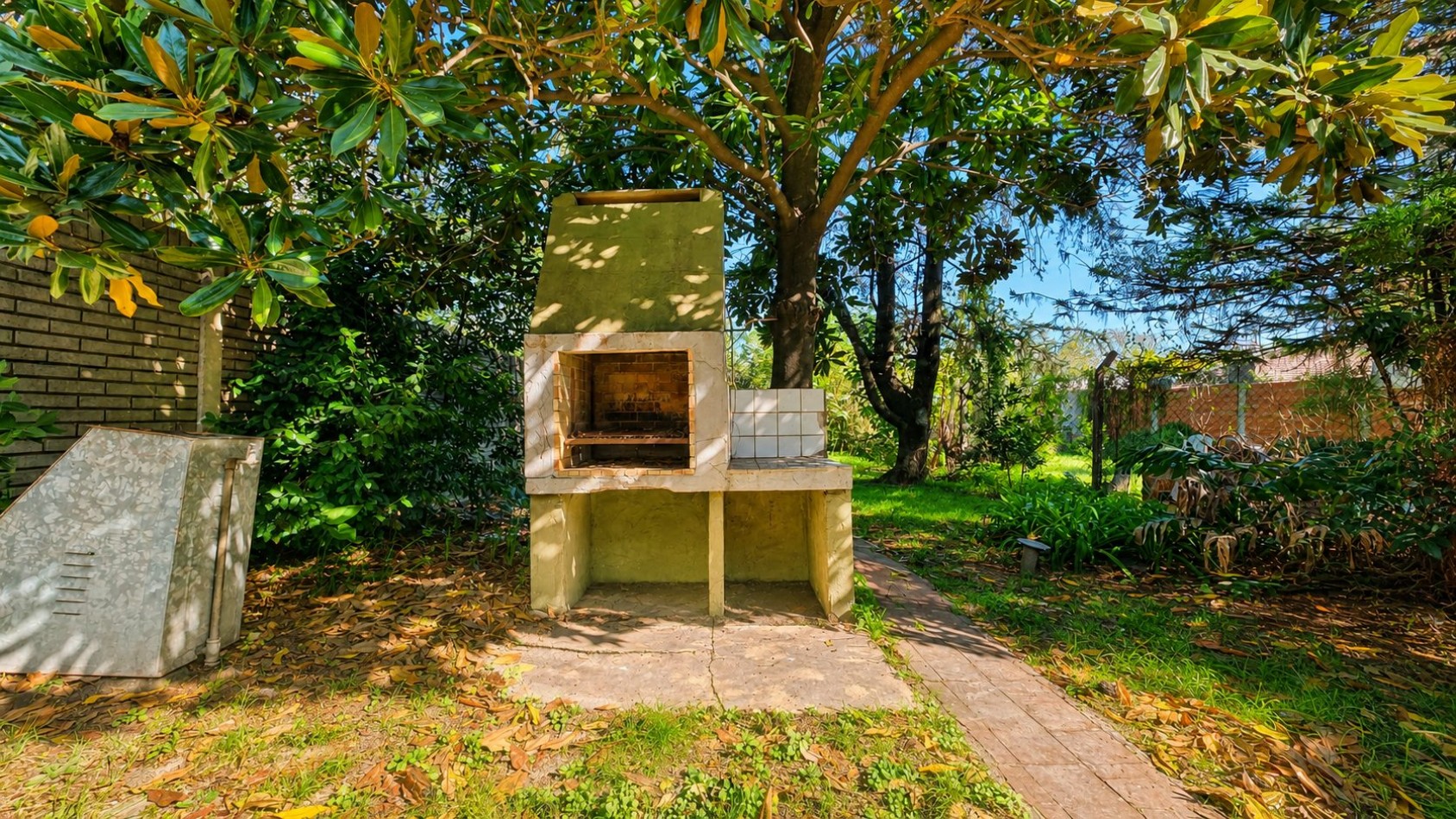 CASA 3 AMBIENTES CON COCHERA, GALERIA Y GRAN PARQUE EN VENTA - APTA CREDITO