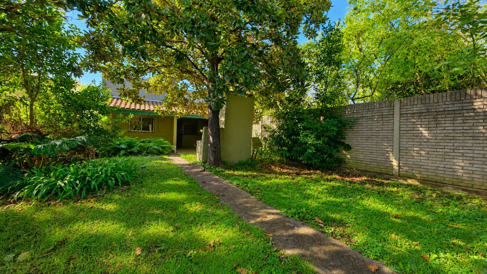 CASA 3 AMBIENTES CON COCHERA, GALERIA Y GRAN PARQUE EN VENTA - APTA CREDITO