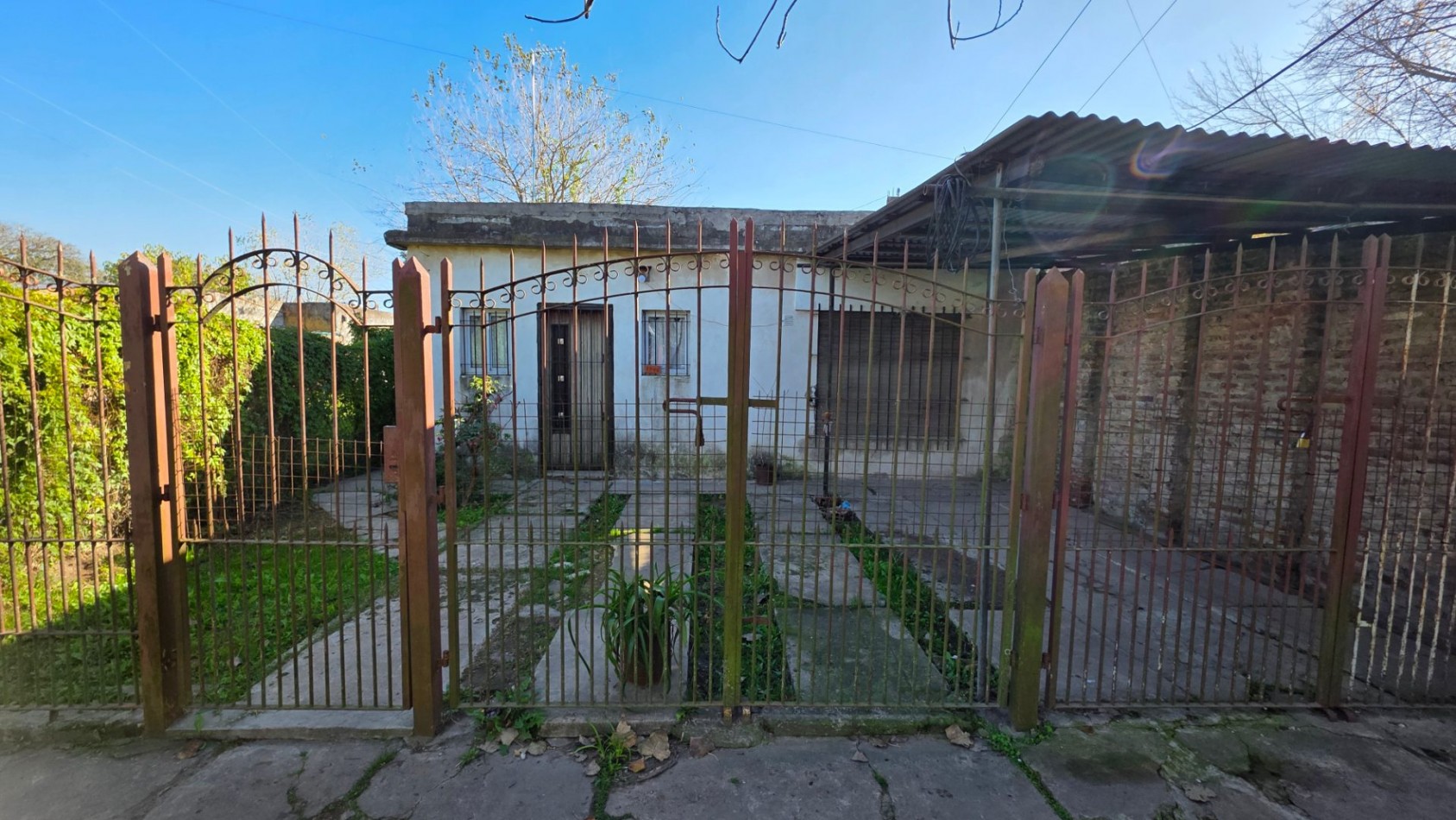 Casa a Restaurar sobre Lote de 375 m² en Glew | Amplio Fondo y Gran Potencial de Desarrollo