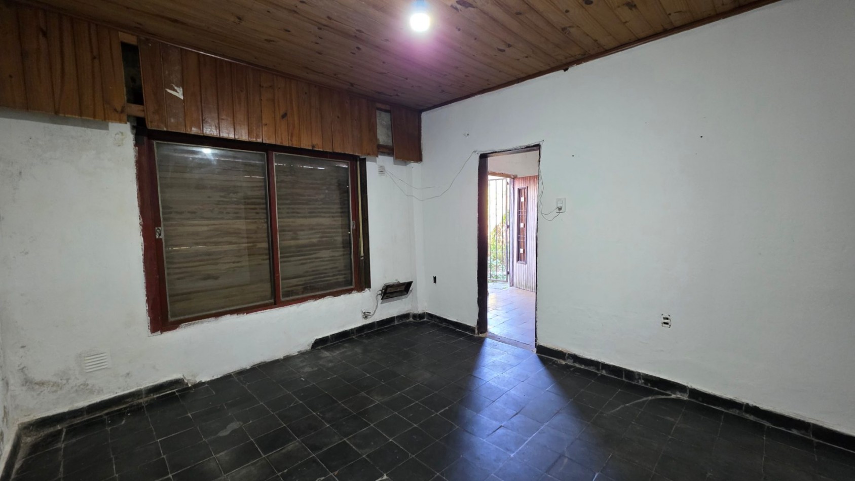 Casa a Restaurar sobre Lote de 375 m² en Glew | Amplio Fondo y Gran Potencial de Desarrollo