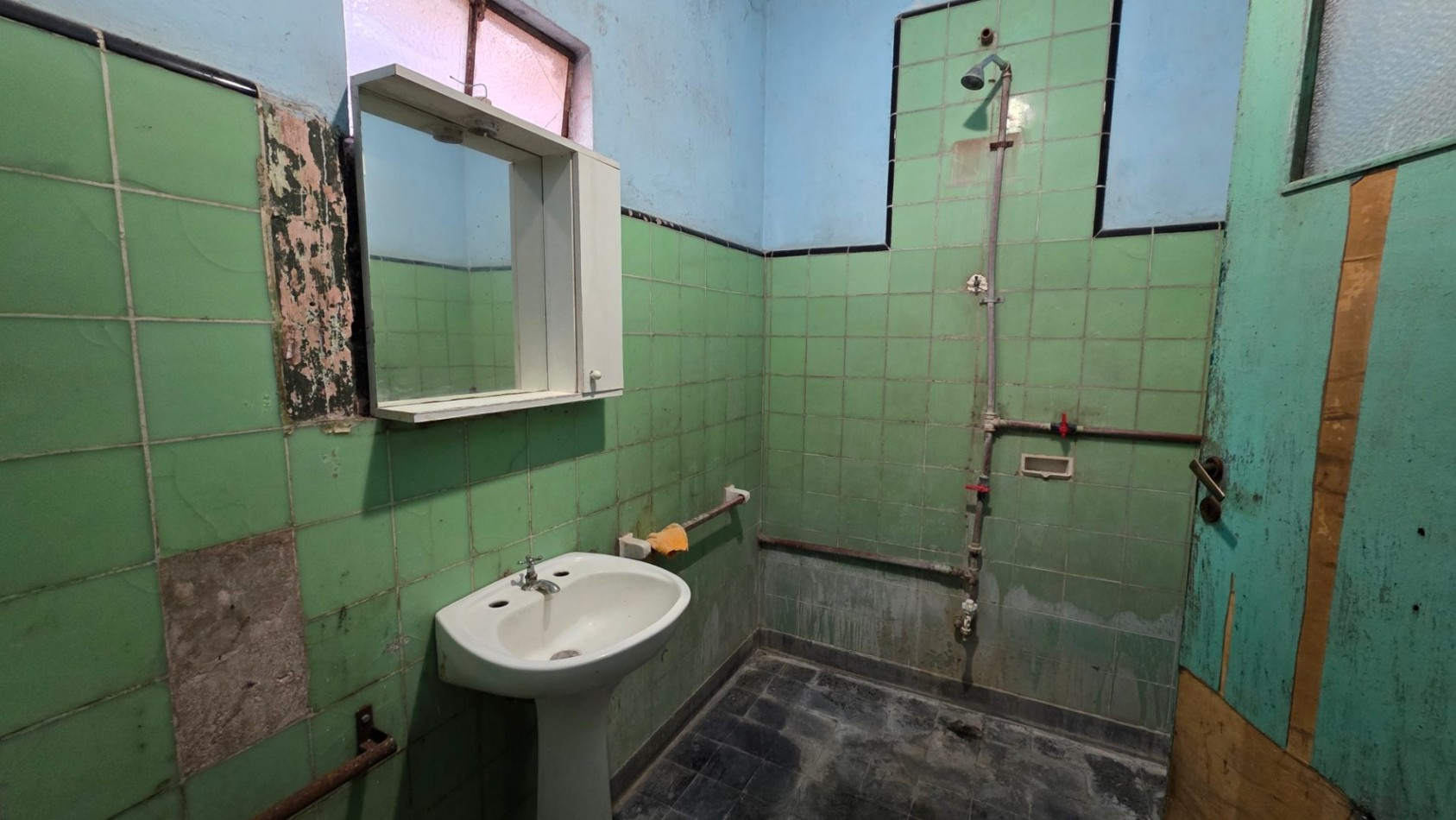 Casa a Restaurar sobre Lote de 375 m² en Glew | Amplio Fondo y Gran Potencial de Desarrollo
