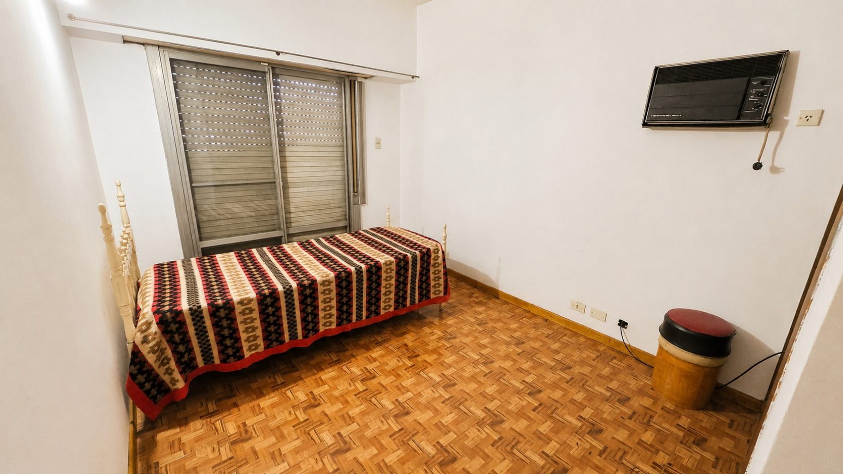CASA DE 3 DORMITORIOS CON GARAGE, QUINCHO, PARQUE Y PILETA EN LONGCHAMPS