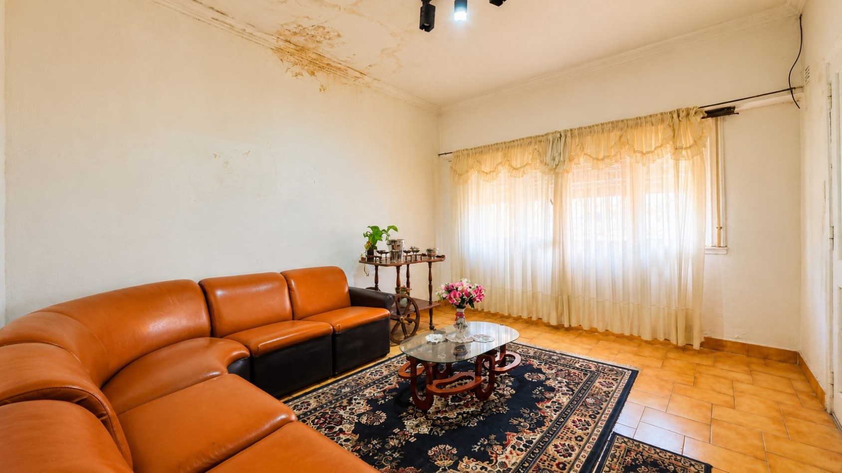 CASA DE 3 DORMITORIOS CON GARAGE, QUINCHO, PARQUE Y PILETA EN LONGCHAMPS