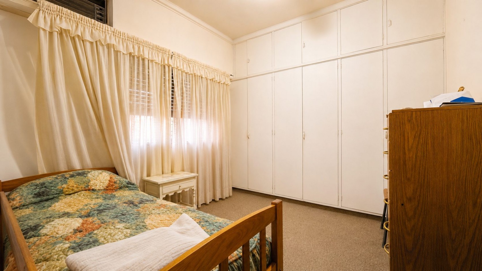 CASA DE 3 DORMITORIOS CON GARAGE, QUINCHO, PARQUE Y PILETA EN LONGCHAMPS