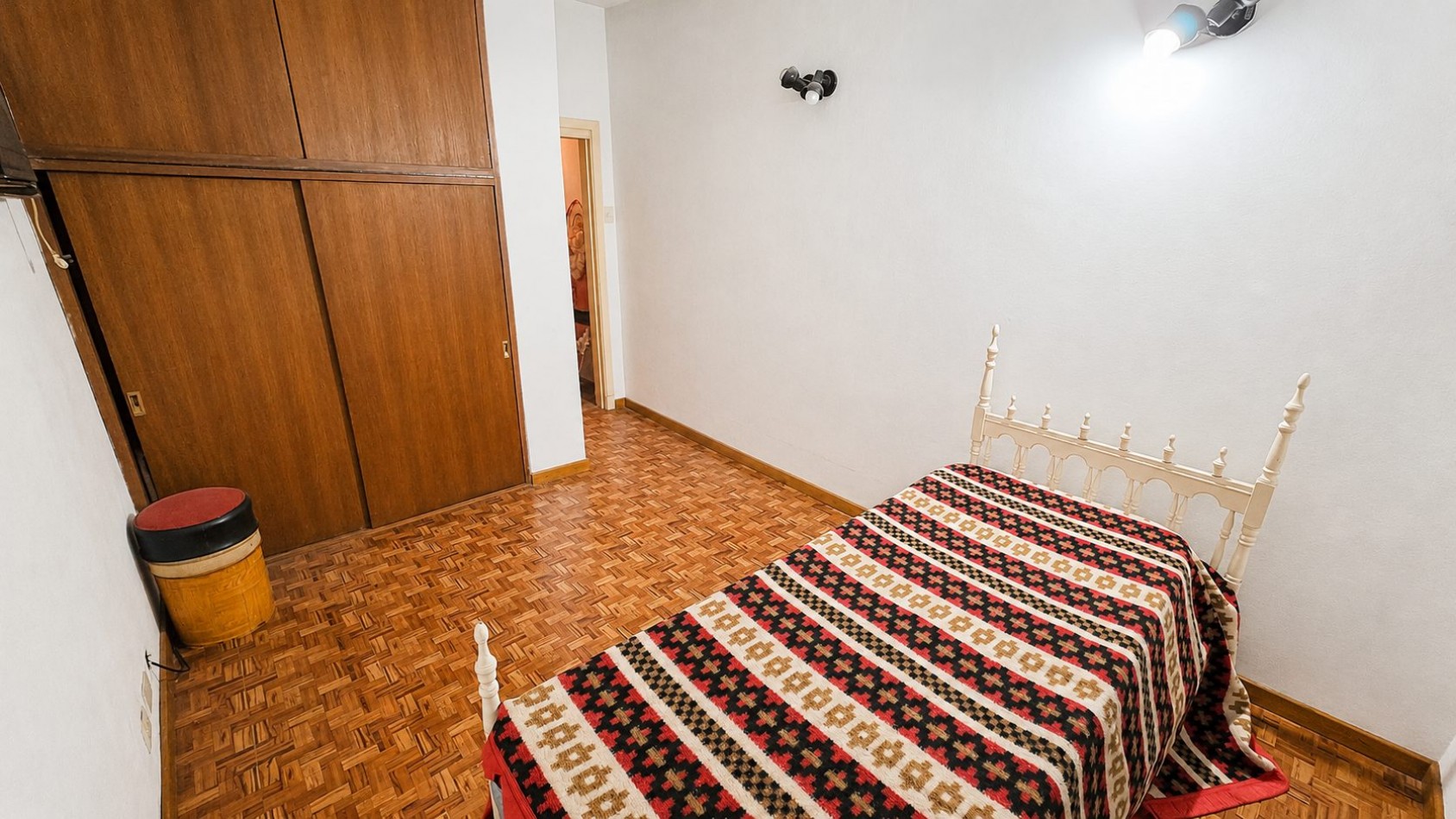CASA DE 3 DORMITORIOS CON GARAGE, QUINCHO, PARQUE Y PILETA EN LONGCHAMPS