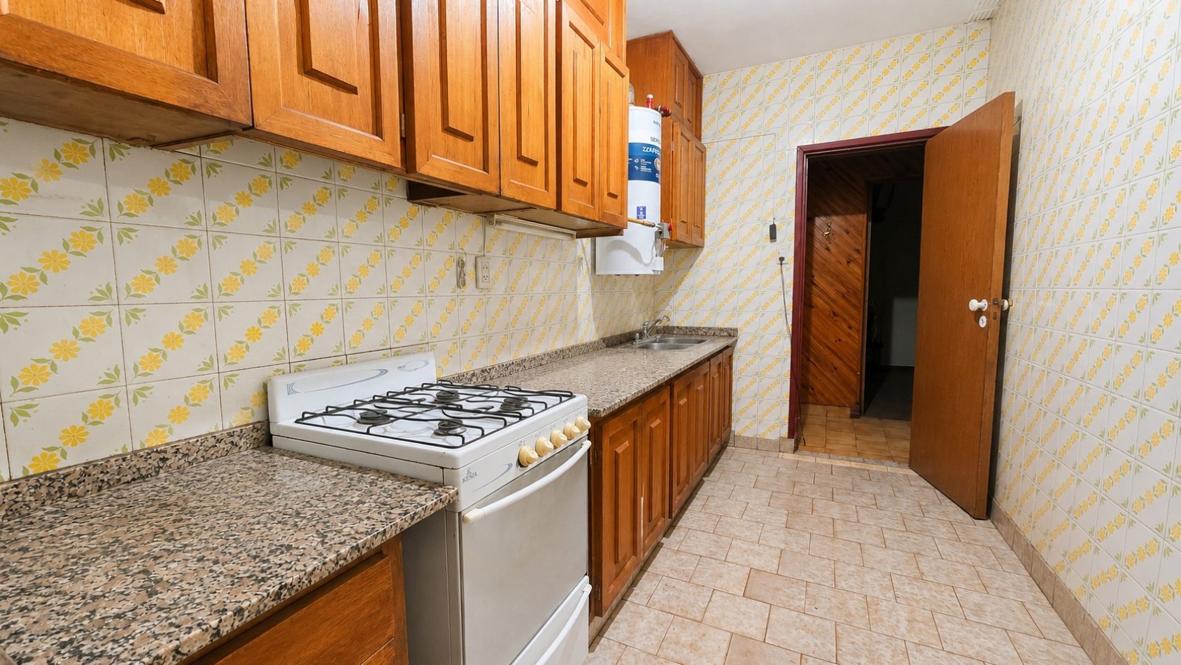 CASA DE 3 DORMITORIOS CON GARAGE, QUINCHO, PARQUE Y PILETA EN LONGCHAMPS
