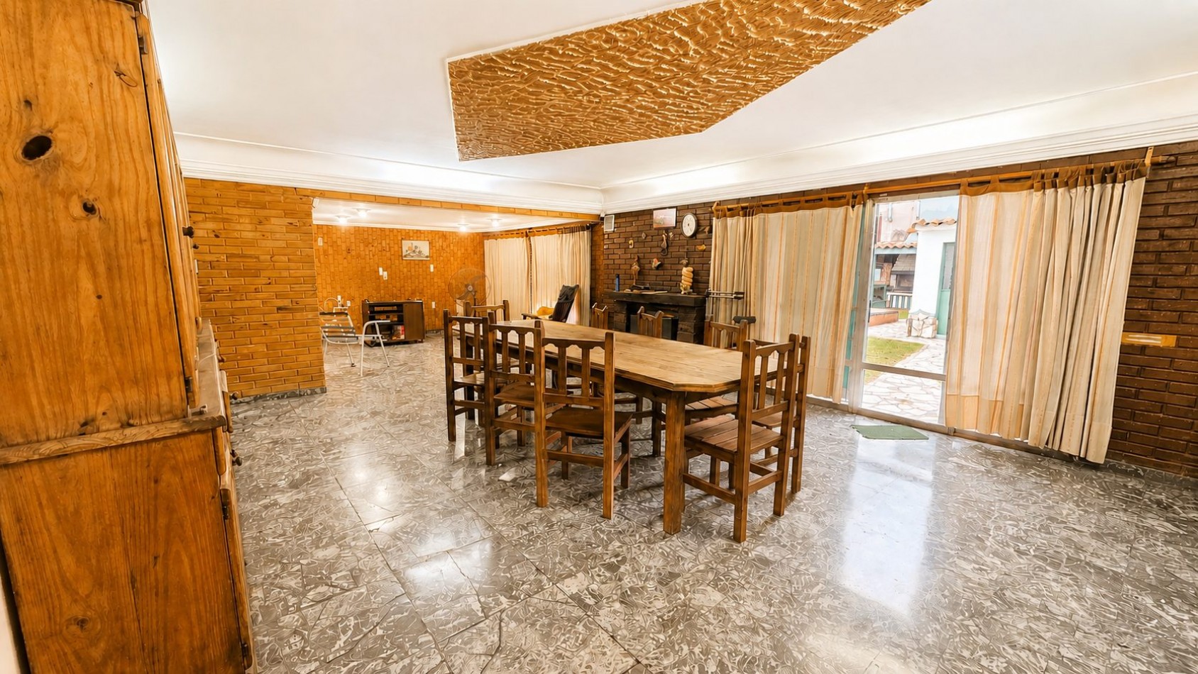CASA DE 3 DORMITORIOS CON GARAGE, QUINCHO, PARQUE Y PILETA EN LONGCHAMPS