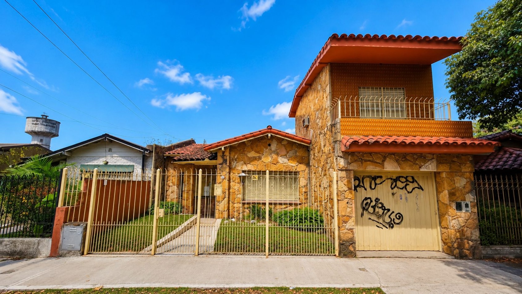 CASA DE 3 DORMITORIOS CON GARAGE, QUINCHO, PARQUE Y PILETA EN LONGCHAMPS