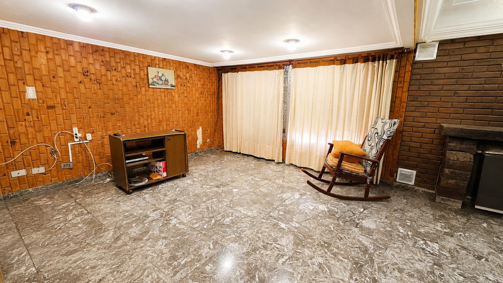 CASA DE 3 DORMITORIOS CON GARAGE, QUINCHO, PARQUE Y PILETA EN LONGCHAMPS