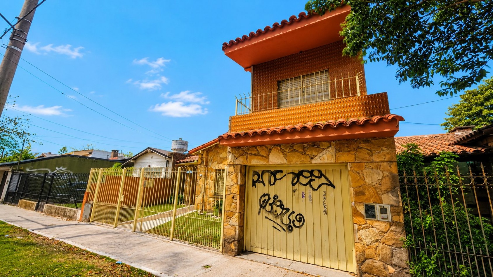 CASA DE 3 DORMITORIOS CON GARAGE, QUINCHO, PARQUE Y PILETA EN LONGCHAMPS