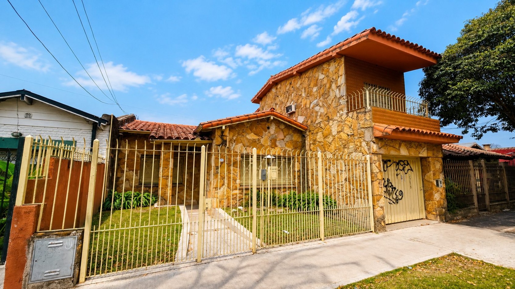 CASA DE 3 DORMITORIOS CON GARAGE, QUINCHO, PARQUE Y PILETA EN LONGCHAMPS