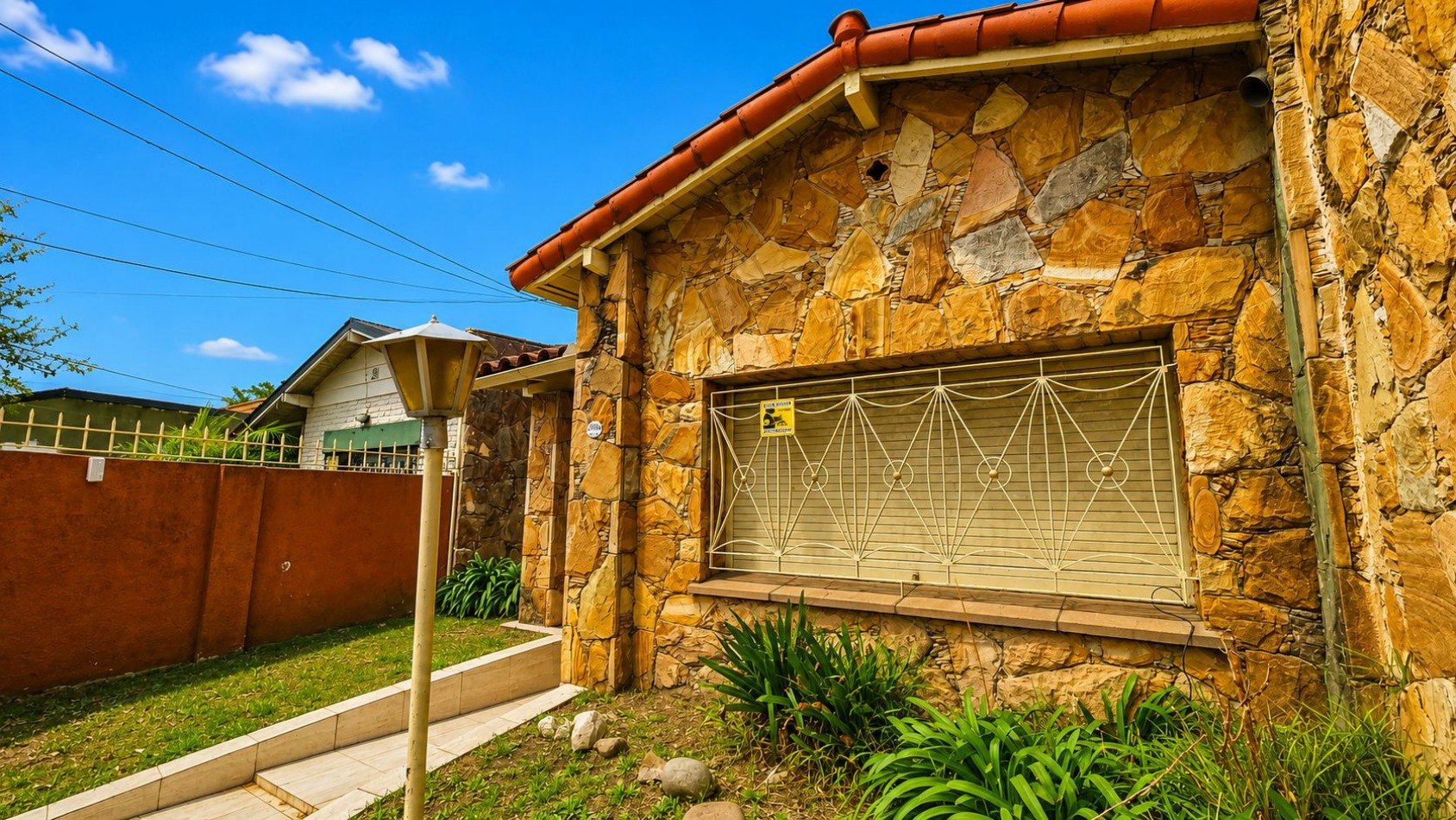CASA DE 3 DORMITORIOS CON GARAGE, QUINCHO, PARQUE Y PILETA EN LONGCHAMPS