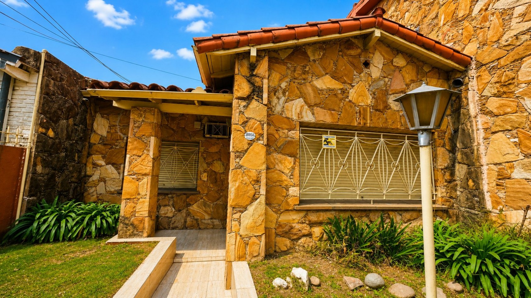 CASA DE 3 DORMITORIOS CON GARAGE, QUINCHO, PARQUE Y PILETA EN LONGCHAMPS