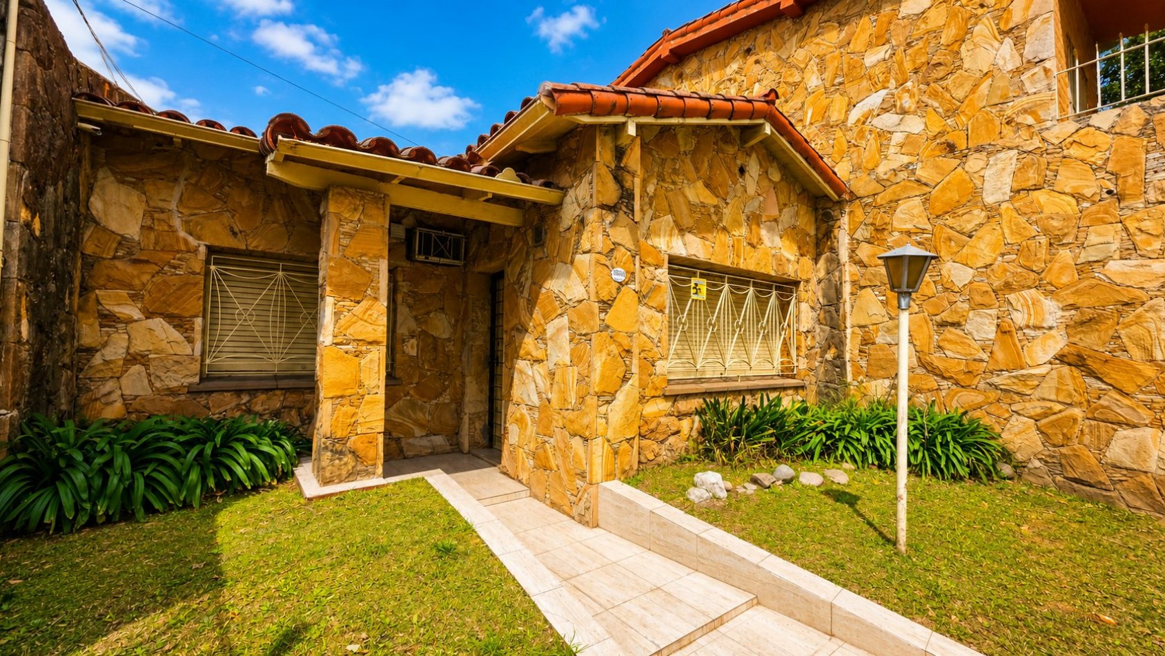 CASA DE 3 DORMITORIOS CON GARAGE, QUINCHO, PARQUE Y PILETA EN LONGCHAMPS