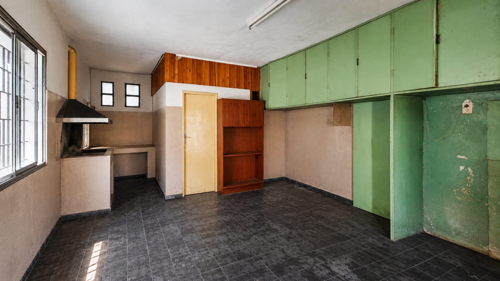 CASA DE 3 DORMITORIOS CON GARAGE, QUINCHO, PARQUE Y PILETA EN LONGCHAMPS