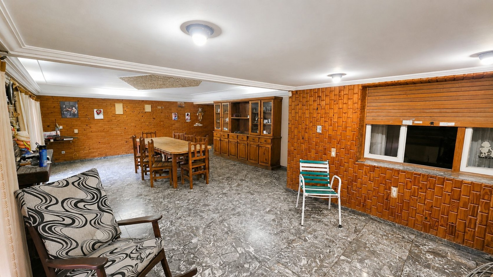 CASA DE 3 DORMITORIOS CON GARAGE, QUINCHO, PARQUE Y PILETA EN LONGCHAMPS