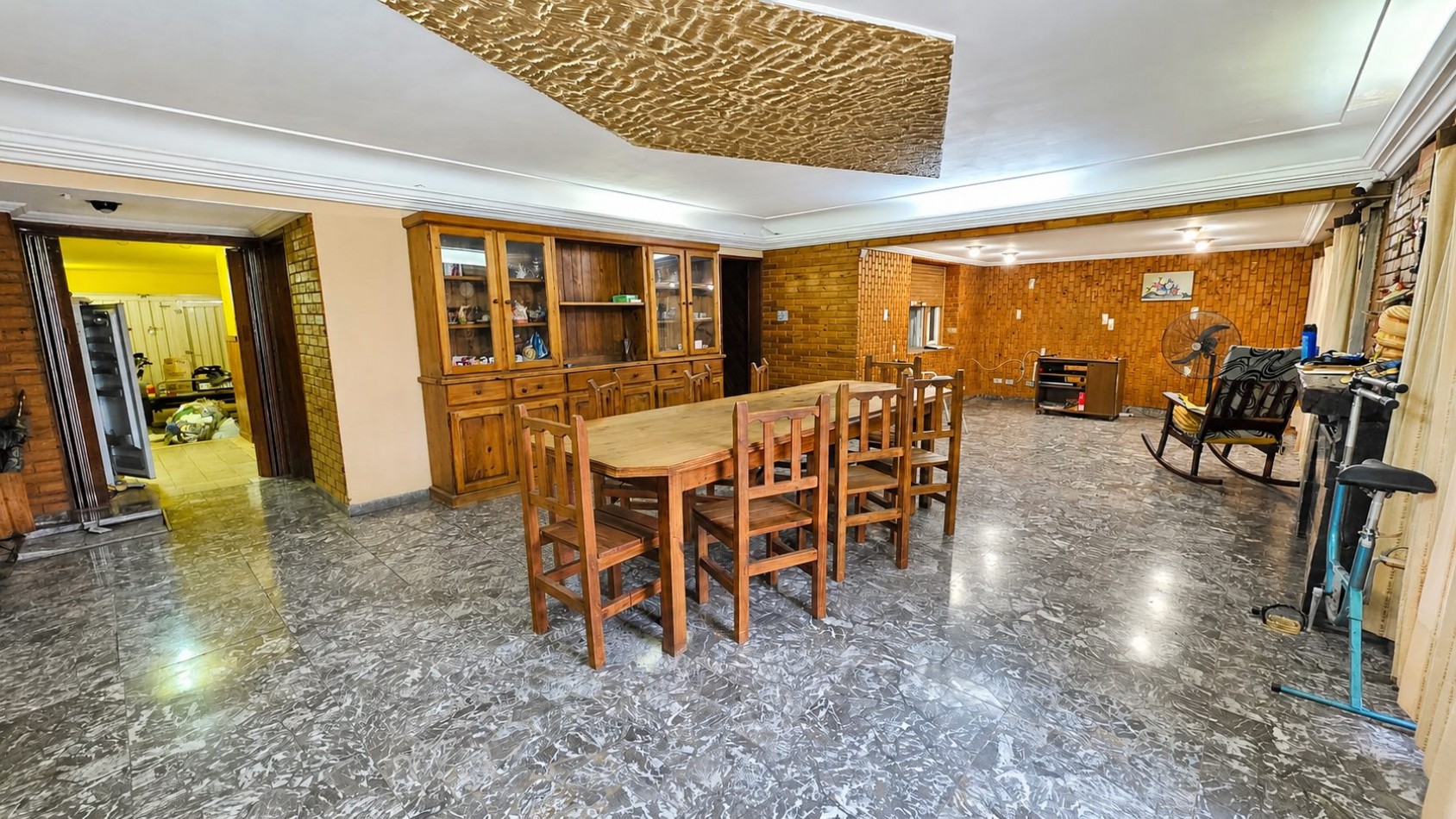 CASA DE 3 DORMITORIOS CON GARAGE, QUINCHO, PARQUE Y PILETA EN LONGCHAMPS