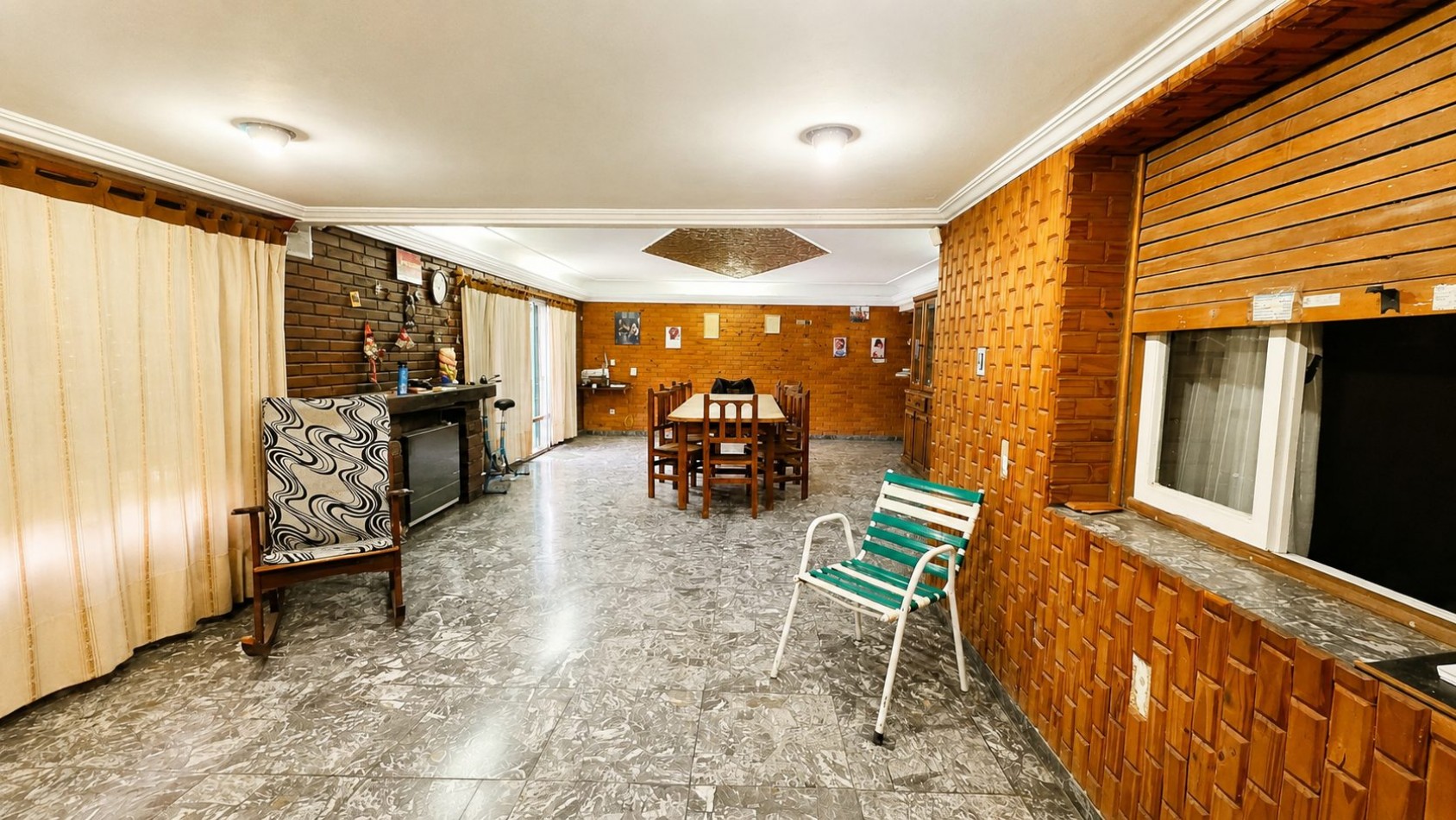 CASA DE 3 DORMITORIOS CON GARAGE, QUINCHO, PARQUE Y PILETA EN LONGCHAMPS