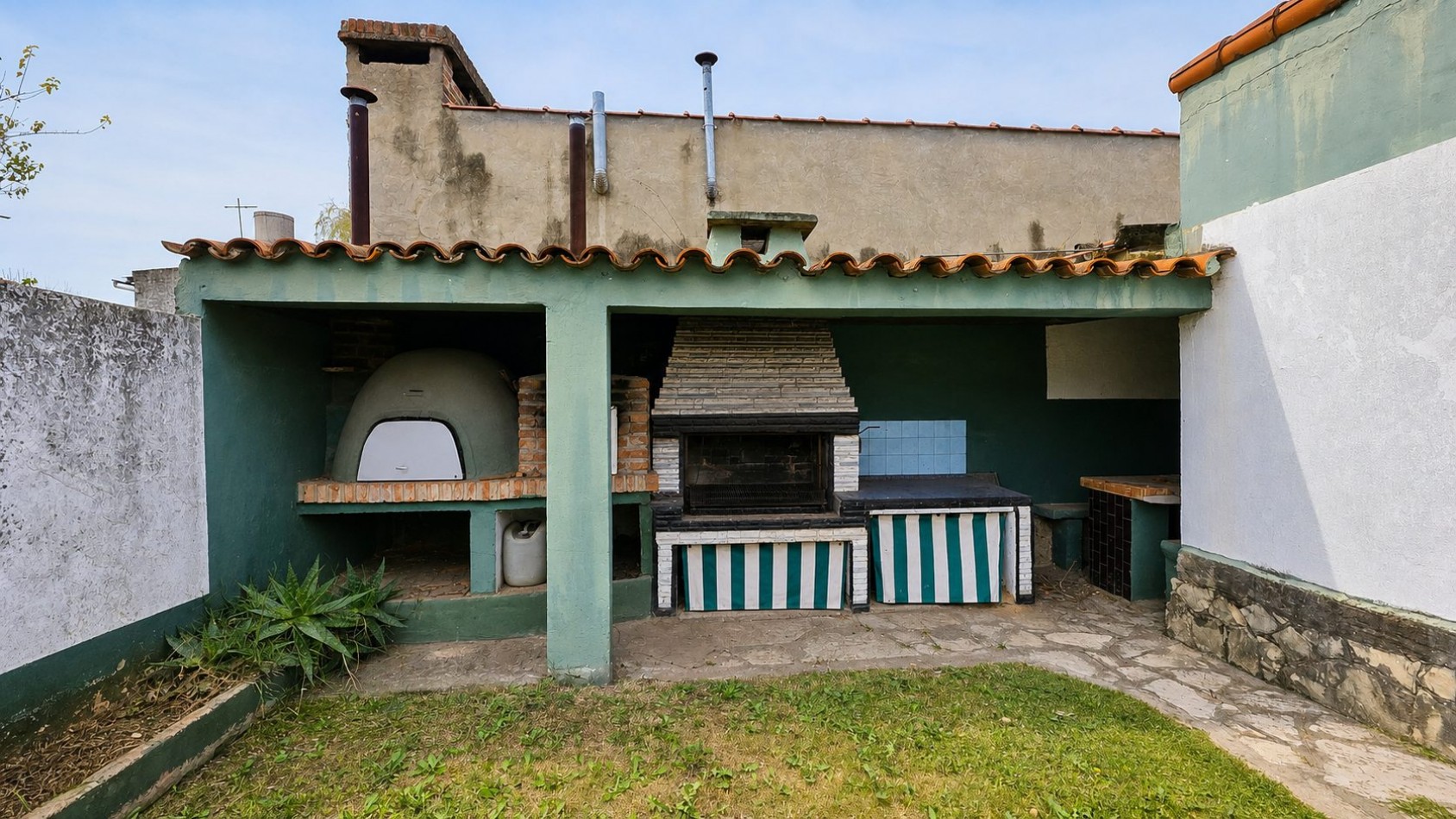 CASA DE 3 DORMITORIOS CON GARAGE, QUINCHO, PARQUE Y PILETA EN LONGCHAMPS