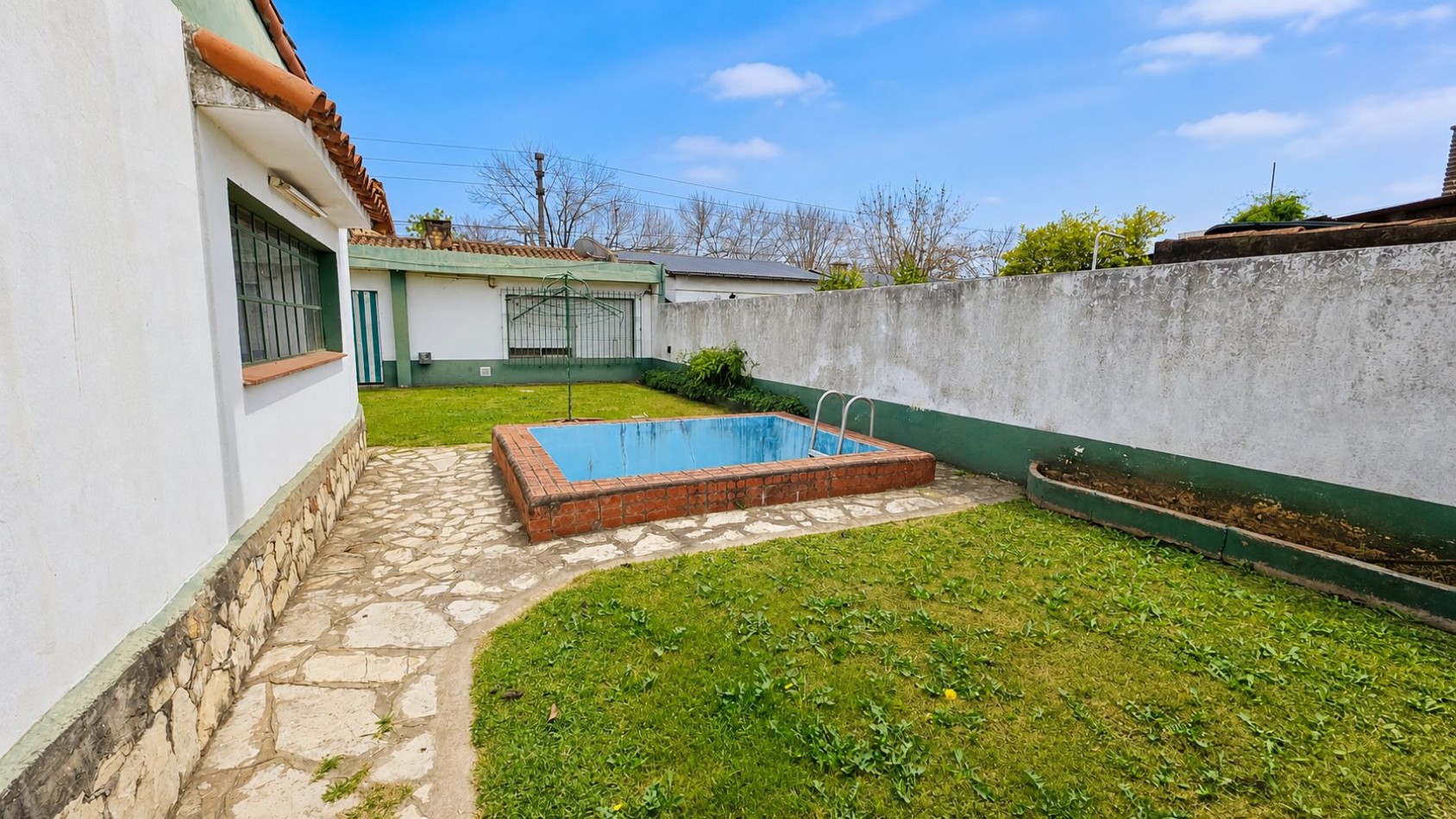 CASA DE 3 DORMITORIOS CON GARAGE, QUINCHO, PARQUE Y PILETA EN LONGCHAMPS