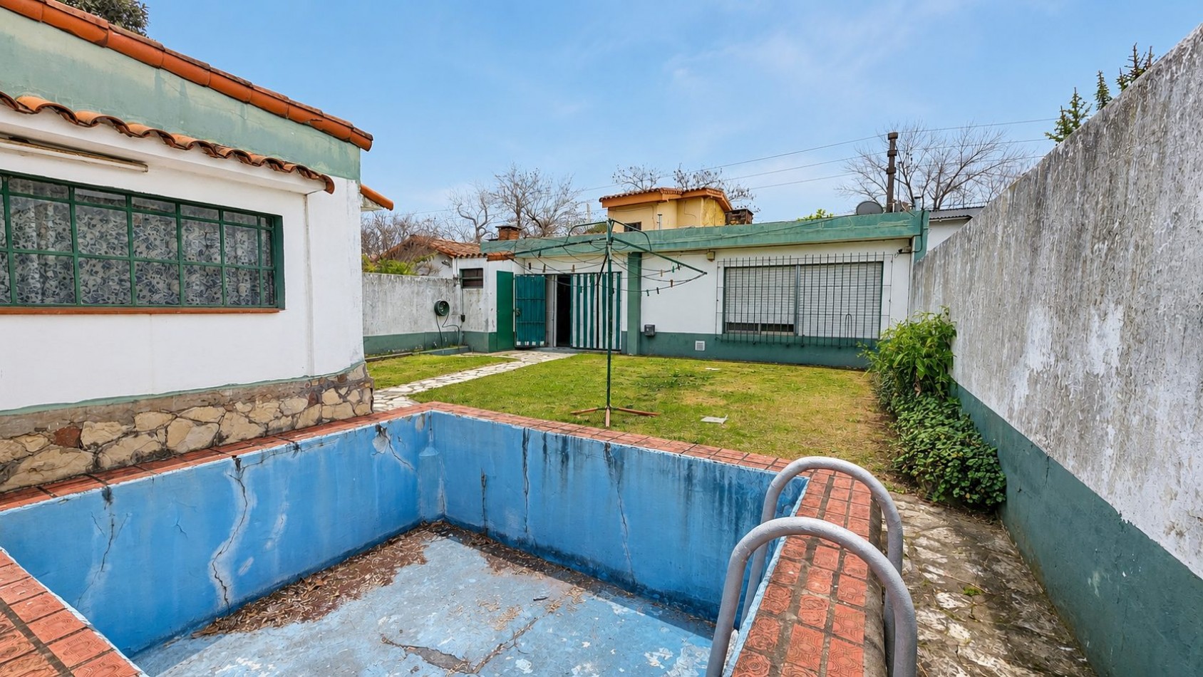 CASA DE 3 DORMITORIOS CON GARAGE, QUINCHO, PARQUE Y PILETA EN LONGCHAMPS