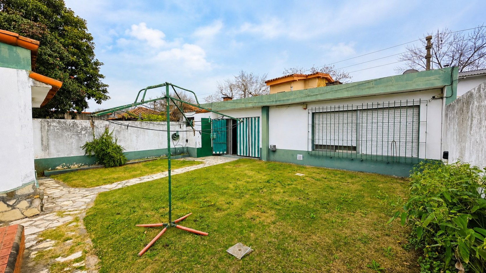 CASA DE 3 DORMITORIOS CON GARAGE, QUINCHO, PARQUE Y PILETA EN LONGCHAMPS