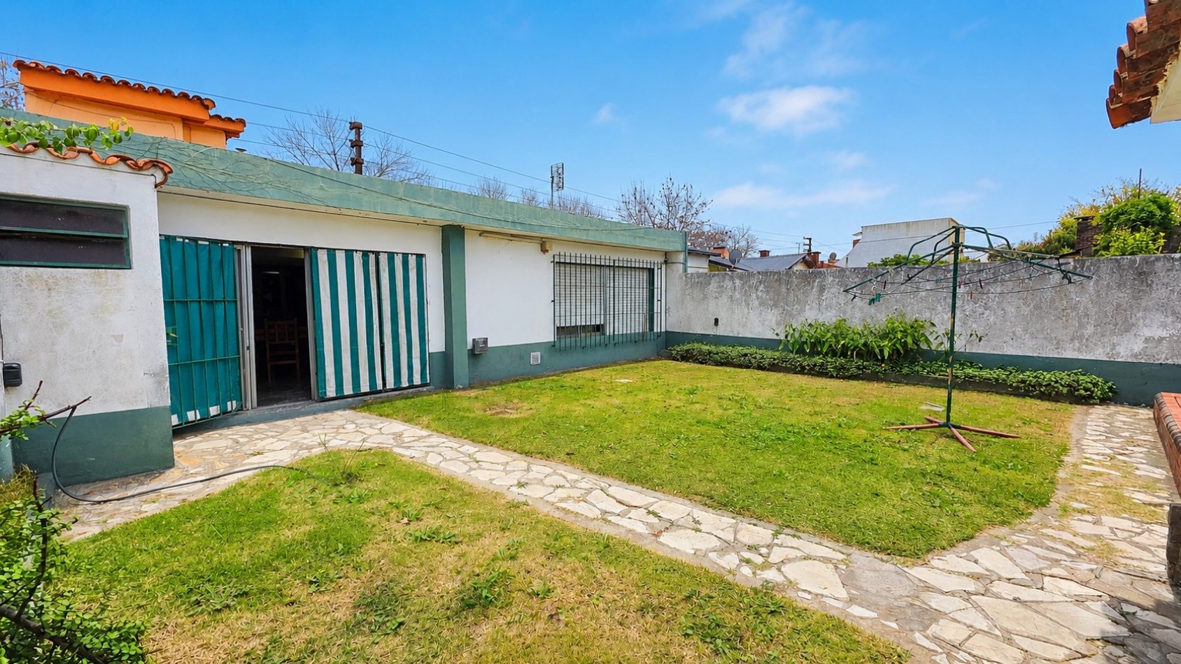 CASA DE 3 DORMITORIOS CON GARAGE, QUINCHO, PARQUE Y PILETA EN LONGCHAMPS