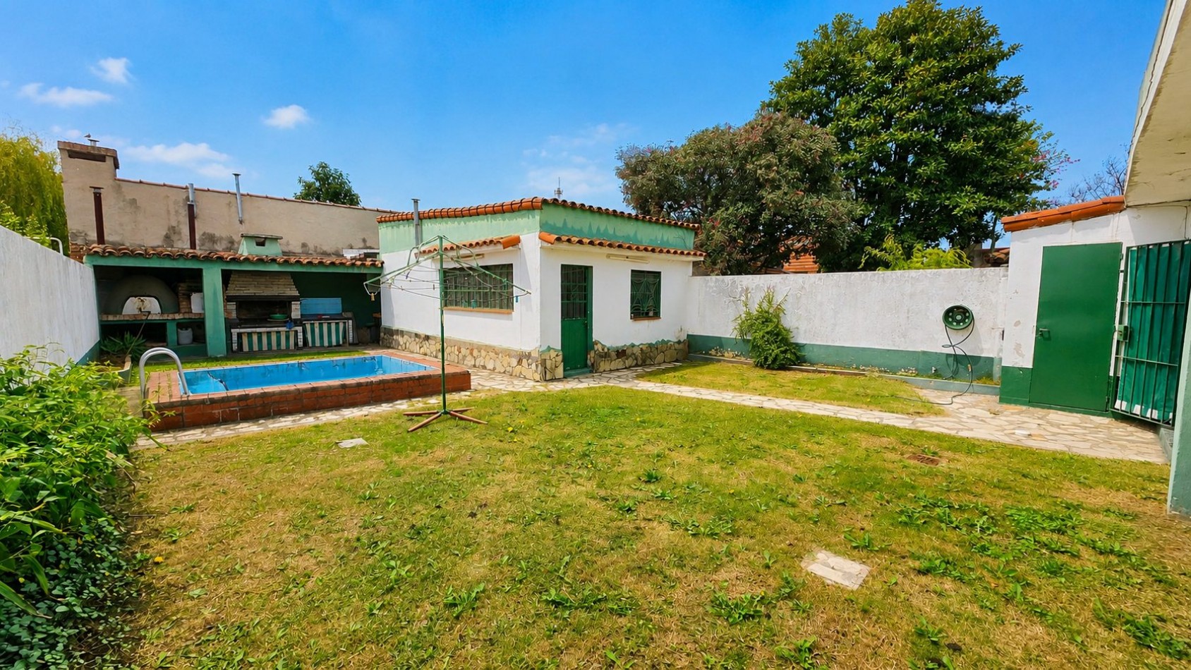 CASA DE 3 DORMITORIOS CON GARAGE, QUINCHO, PARQUE Y PILETA EN LONGCHAMPS
