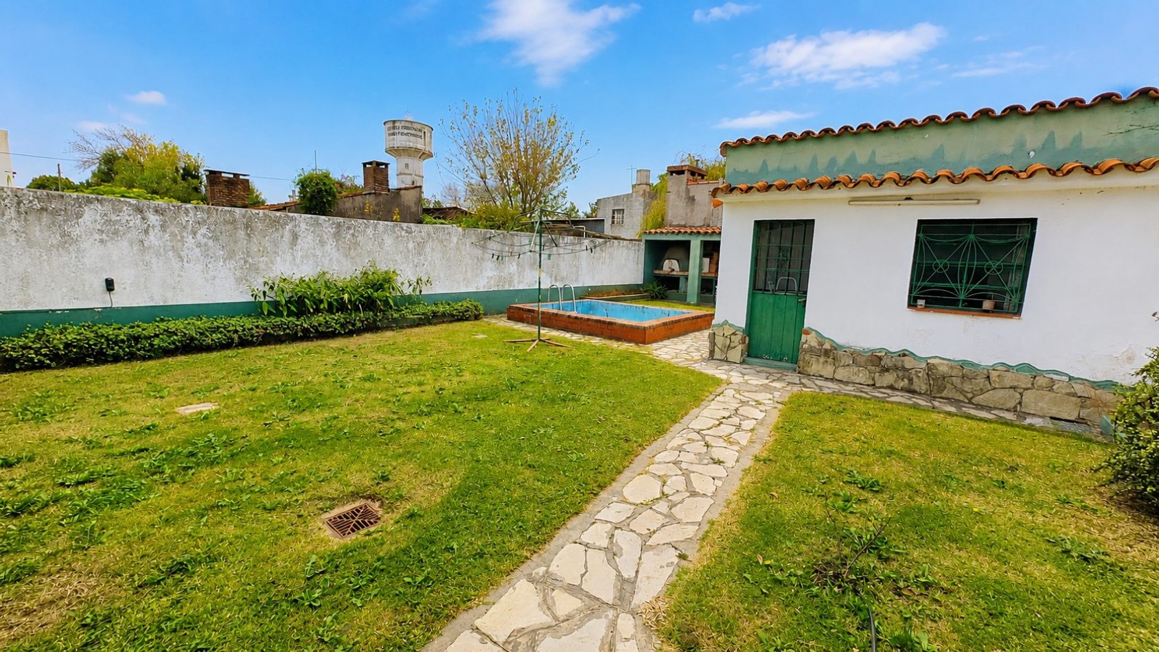 CASA DE 3 DORMITORIOS CON GARAGE, QUINCHO, PARQUE Y PILETA EN LONGCHAMPS