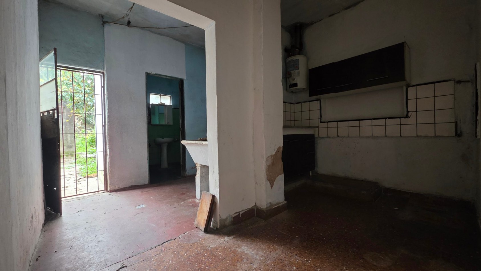 Casa a Restaurar sobre Lote de 375 m² en Glew | Amplio Fondo y Gran Potencial de Desarrollo