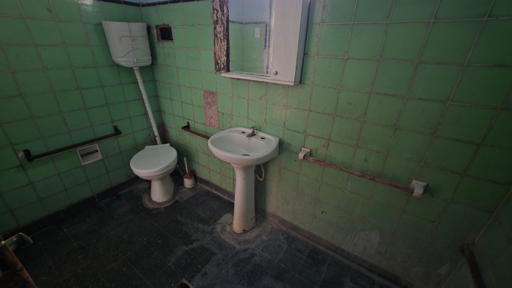 Casa a Restaurar sobre Lote de 375 m² en Glew | Amplio Fondo y Gran Potencial de Desarrollo