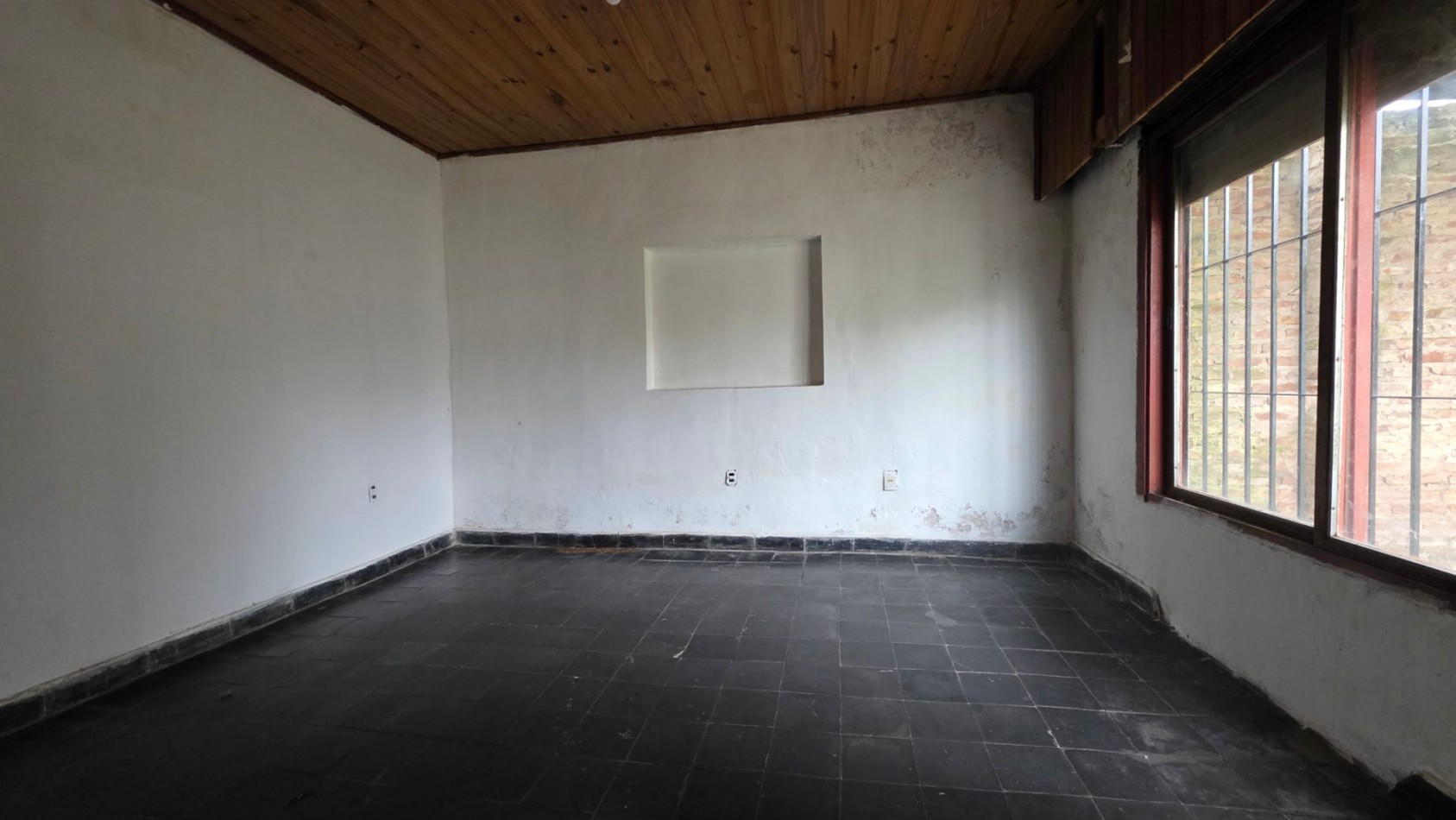 Casa a Restaurar sobre Lote de 375 m² en Glew | Amplio Fondo y Gran Potencial de Desarrollo