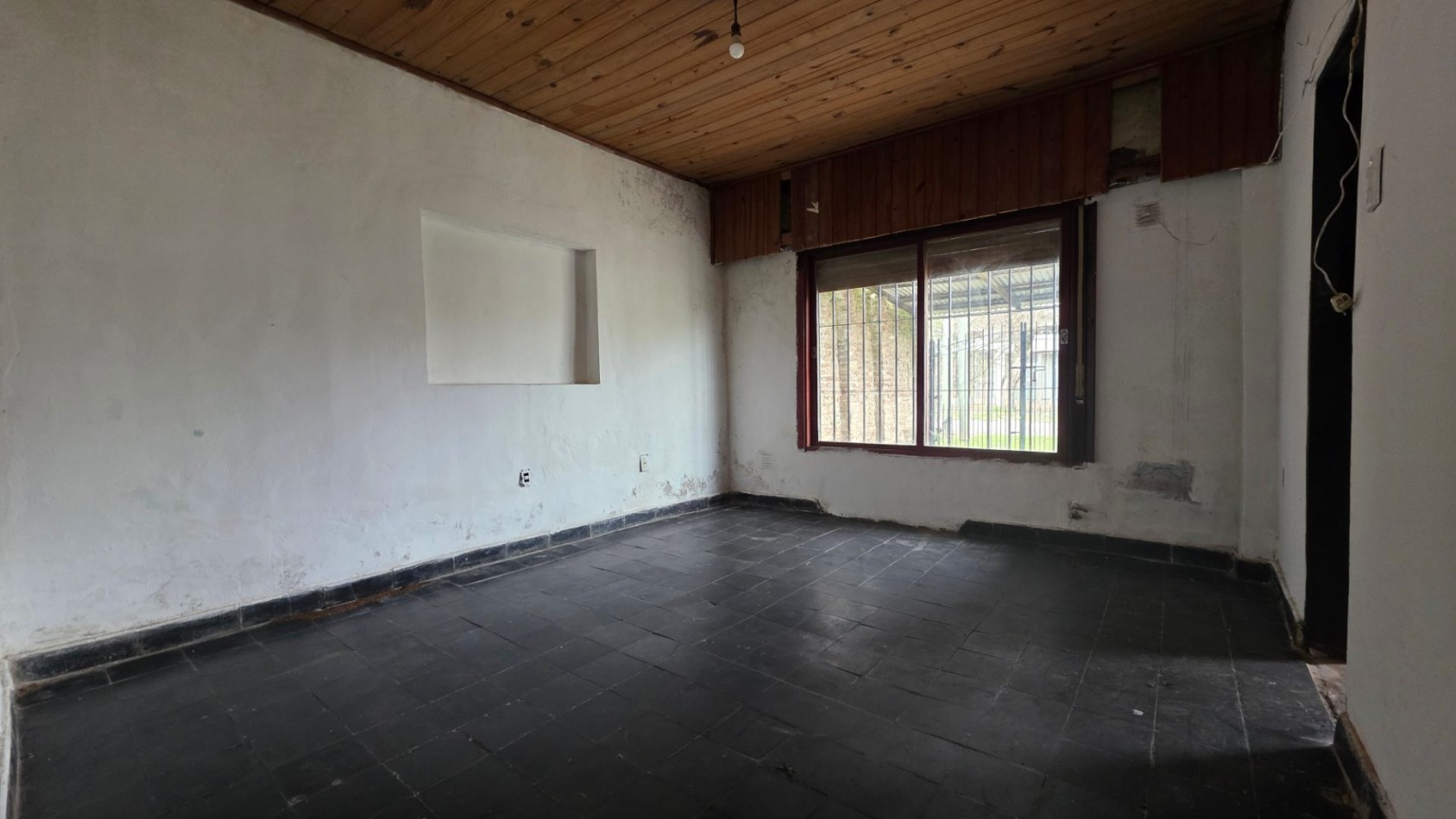 Casa a Restaurar sobre Lote de 375 m² en Glew | Amplio Fondo y Gran Potencial de Desarrollo