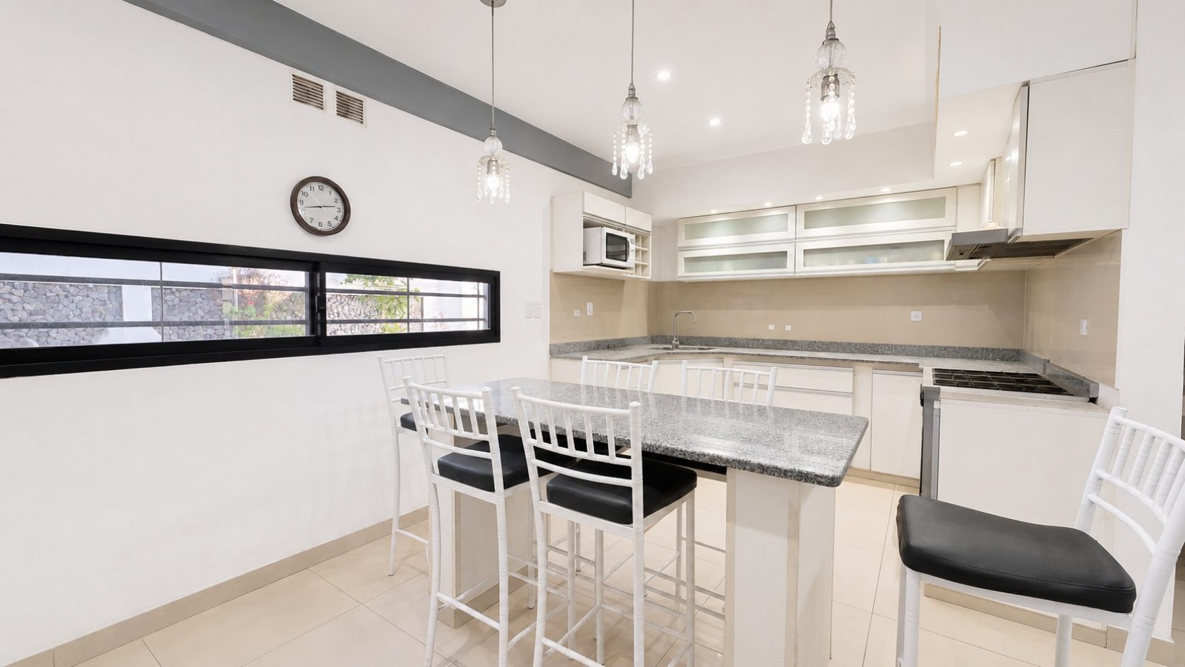 CASA 4 AMBIENTES CON COCHERA DOBLE, PILETA Y ALTILLOS EN VENTA - LONGCHAMPS
