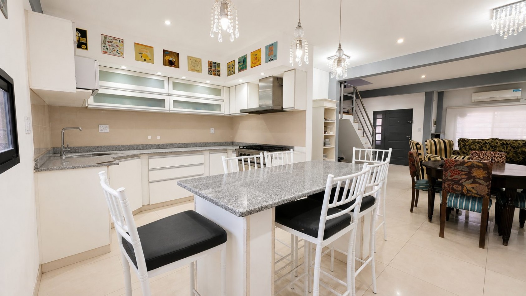 CASA 4 AMBIENTES CON COCHERA DOBLE, PILETA Y ALTILLOS EN VENTA - LONGCHAMPS
